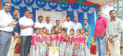  ಲೊಕ್ಕನಹಳ್ಳಿ ಕಿಪಿಎಸ್ ಶಾಲೆಯಲ್ಲಿ ಆಯೋಜಿಸಿದ್ದ ಪಾಲಕರು-ಶಿಕ್ಷಕರ ಸಭೆಯನ್ನು ಬಿಇಒ ಮಹೇಶ್ ಉದ್ಘಾಟಿಸಿದರು. ಮಂಗಳಾ, ಮಾದೇಶ್, ವೆಂಕಟೇಶ್ ಇತರರು ಇದ್ದರು. 