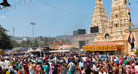 ಮಲೆಮಹದೇಶ್ವರ ಬೆಟ್ಟದ ಮಾದಪ್ಪನ ಸನ್ನಿಧಿಯ ಆವರಣದಲ್ಲಿ ಮಹಾ ಶಿವರಾತ್ರಿಯಂದು ನೆರೆದಿದ್ದ ಭಕ್ತರು.