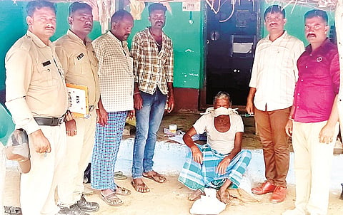 ದೊಮ್ಮನಗದ್ದೆಯ ಮನೊಂದರಲ್ಲಿ ಒಣಗಾಂಜಾವನ್ನು ಸಂಗ್ರಹಿಸಿದ್ದ ಆರೋಪಿಯನ್ನು ಅಬಕಾರಿ ಪೊಲೀಸರು ಬಂಧಿಸಿದರು. ದಯಾನಂದ, ಸಿದ್ದರಾಜು, ಶಾಂತರಾಜು, ಮಂಜು ಇದ್ದರು.  