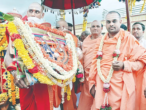 ಮಲೆಮಹದೇಶ್ವರ ಬೆಟ್ಟದಲ್ಲಿ ಡಾ.ಶ್ರೀಶಾಂತಮಲ್ಲಿಕಾರ್ಜುನ ಸ್ವಾಮೀಜಿ ಸಮ್ಮುಖದಲ್ಲಿ ಅಂತರಗಂಗೆಯ ಗೌರಿ ಹೊಂಡದಿಂದ ಗೌರಮ್ಮನ ಮೂರ್ತಿಯನ್ನು ಮೆರವಣಿಗೆ ಮೂಲಕ ದೇಗುಲಕ್ಕೆ ತರಲಾಯಿತು. 