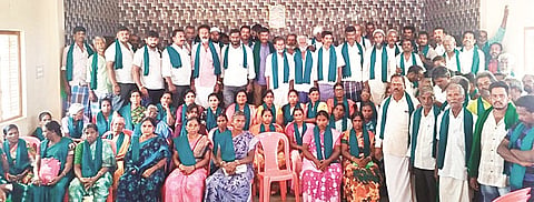 ರೈತ ಸಂಘದ ಹನೂರು ತಾಲೂಕು ಘಟಕ ಹಾಗೂ ಹಸಿರು ಸೇನೆಗೆ ಅಜ್ಜೀಪುರದಲ್ಲಿ ಪದಾಧಿಕಾರಿಗಳನ್ನು ಆಯ್ಕೆ ಮಾಡಲಾಯಿತು. ರಾಜಣ್ಣ, ಶಾಂತಿ, ಪ್ರದೀಪ್, ಮುತ್ತುಲಕ್ಷ್ಮೀ ಇತರರಿದ್ದರು. 