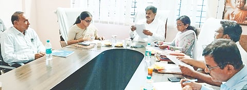ಹನೂರು ಪಟ್ಟಣ ಪಂಚಾಯಿತಿಯಲ್ಲಿ ಶಾಸಕ ಎಂ.ಆರ್.ಮಂಜುನಾಥ್ ಉಪಸ್ಥಿತಿಯಲ್ಲಿ ಸಾಮಾನ್ಯ ಸಭೆ ನಡೆಯಿತು. ಕೆ.ಎನ್. ಚೈತ್ರಾ, ರೇಖಾ, ನಾಗರಾಜು ಇನ್ನಿತರರಿದ್ದರು.  