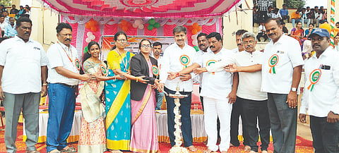 ಹನೂರಿನ ಶ್ರೀಮಲೆಮಹದೇಶ್ವರ ಕ್ರೀಡಾಂಗಣದಲ್ಲಿ 80ನೇ ಸ್ವಾತಂತ್ರ್ಯ ದಿನಾಚರಣೆ ಸಮಾರಂಭವನ್ನು ಗಣ್ಯರು ಉದ್ಘಾಟಿಸಿದರು. ಶಾಸಕ ಎಂ.ಆರ್.ಮಂಜುನಾಥ್, ಕೆ.ಎನ್.ಚೈತ್ರಾ, ಪ್ರತಿಭಾ, ಉಮೇಶ್ ಇತರರು ಇದ್ದರು.