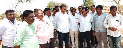 ಪಿ.ಜಿ. ಪಾಳ್ಯದಲ್ಲಿ ಕೈಗೊಂಡಿರುವ ದೊಡ್ಡಕೆರೆ ಅಭಿವೃದ್ಧಿ ಕಾಮಗಾರಿ ಸ್ಥಳಕ್ಕೆ ಶಾಸಕೆ ಎಂ.ಆರ್ ಮಂಜುನಾಥ್ ಭೇಟಿ ನೀಡಿ ಪರಿಶೀಲಿಸಿದರು. ಮಹದೇವಪ್ರಭು, ಮಹದೇವಸ್ವಾಮಿ, ವಿಜಯಕುಮಾರ್ ಇತರರಿದ್ದರು.  