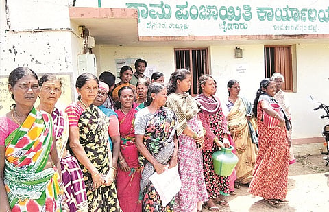  ಅರೆಕಡುವಿನ ದೊಡ್ಡಿಯಲ್ಲಿ ಮಹಿಳೆಯರು ಬೈಲೂರು ಗ್ರಾಪಂ ಮುಂಭಾಗ ಪ್ರತಿಭಟನೆ ನಡೆಸಿದರು.
