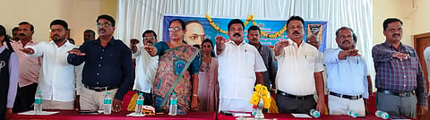 ಹನೂರಿನಲ್ಲಿ ಆಯೋಜಿಸಿದ್ಧ ಅಂತರಾಷ್ಟ್ರೀಯ ಪ್ರಜಾಪ್ರಭುತ್ವ ದಿನಾಚರಣೆ ಕಾರ್ಯಕ್ರಮದಲ್ಲಿ ಸಂವಿಧಾನ ಪೀಠಿಕೆ ಬೋಧಿಸಲಾಯಿತು. ರಾಚಯ್ಯ, ಪ್ರತಿಭಾ, ರೇಖಾ, ರವೀಂದ್ರ ಇತರರಿದ್ದರು. 