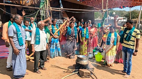 ವಡಕೆಹಳ್ಳದಲ್ಲಿ ಧರಣಿ ನಿರತರು ಪೊಂಗಲ್ ತಯಾರಿಸಿ ಸಂಕ್ರಾಂತಿ ಹಬ್ಬ ಆಚರಿಸುವುದರ ಮೂಲಕ ಆಕ್ರೋಶ ವ್ಯಕ್ತಪಡಿಸಿದರು. ಲೂರ್ದುಸ್ವಾಮಿ, ಡೇವಿಡ್, ಸಗಾಯಮೇರಿ, ಸೋಫಿಯಾ ಇತರರು ಇದ್ದರು. 