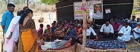 ಮೆದಗನಾಣೆಯಲ್ಲಿ ಗಿರಿಜನರು ಕೈಗೊಂಡಿರುವ ಉಪವಾಸ ಸತ್ಯಾಗ್ರಹದಲ್ಲಿ ಅಸ್ವಸ್ಥಗೊಂಡ ಇಬ್ಬರು ಮಹಿಳೆಯರು ಅಗತ್ಯ ಚಿಕಿತ್ಸೆ ಪಡೆಯುತ್ತಿರುವುದು. 