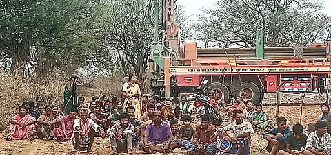 ಹನೂರು ತಾಲೂಕಿನ ಮೇಗಲ ದಂಟಳ್ಳಿಯಲ್ಲಿ ಬೋರ್ ಕೊರೆಯಲು ತಡೆಯೊಡ್ಡಿದ್ದಕ್ಕೆ ಗ್ರಾಮಸ್ಥರು ಅರಣ್ಯ ಇಲಾಖೆ ವಿರುದ್ಧ ಶುಕ್ರವಾರ ಪ್ರತಿಭಟನೆ ನಡೆಸಿದರು. 