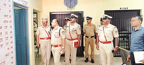 ಹನೂರು ಪೊಲೀಸ್ ಠಾಣೆಗೆ ಎಸ್ಪಿ ಮುತ್ತುರಾಜ್ ಭೇಟಿ ನೀಡಿ ಪರಿಶೀಲನೆ ನಡೆಸಿದರು. ಮೋಹನ್, ಆನಂದಮೂರ್ತಿ, ರವಿ, ಸಾಹೇಬಗೌಡ ಇತರರಿದ್ದರು. 