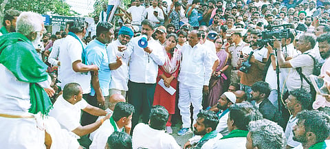  ಪ್ರತಿಭಟನೆಯಲ್ಲಿ ಶಾಸಕ ಎಂ.ಆರ್.ಮಂಜುನಾಥ್ ಮಾತನಾಡಿದರು.  
