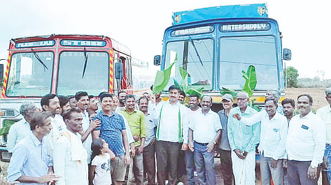 ಬೂದುಬಾಳು ಗ್ರಾಮದಲ್ಲಿ ಸಮಸ್ಯೆ ಎದುರಿಸುತ್ತಿರುವ ಗ್ರಾಮಗಳಿಗೆ ಟ್ಯಾಂಕರ್ ಮೂಲಕ ನೀರು ಪೂರೈಸುವ ಕಾರ್ಯಕ್ಕೆ ಶಾಸಕ ಎಂ.ಆರ್ ಮಂಜುನಾಥ್ ಚಾಲನೆ ನೀಡಿದರು. ಶ್ರೀನಿವಾಸ್, ಸಿದ್ದರಾಜು, ಮಹದೇವ ಇತರರಿದ್ದರು. 