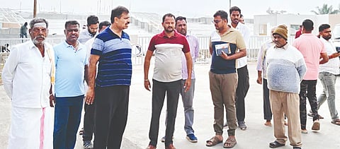 ಮಲೆಮಹದೇಶ್ವರ ಬೆಟ್ಟದಲ್ಲಿ ಪ್ರಗತಿಯಲ್ಲಿರುವ ಕ್ಯೂಲೈನ್ ಕಾಮಗಾರಿಯನ್ನು ಶಾಸಕ ಎಂ.ಆರ್.ಮಂಜುನಾಥ್ ಪರಿಶೀಲಿಸಿದರು. ಎ.ಈ.ರಘು, ಚಂದ್ರಶೇಖರ್, ಚಿನ್ನಣ್ಣ ಇತರರು ಇದ್ದರು. 