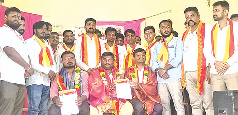 ಹುಮನಾಬಾದ್​ನಲ್ಲಿ ಶುಕ್ರವಾರ ಕರವೇ ತಾಲೂಕು ಘಟಕದ ನೂತನ ಪದಾಧಿಕಾರಿಗಳಿಗೆ ಜಿಲ್ಲಾಧ್ಯಕ್ಷ ಪೀಟರ್​ ಚಿಟಗುಪ್ಪ ಆದೇಶ ಪತ್ರ ನೀಡಿ ಸನ್ಮಾನಿಸಿದರು. ವೀರೇಶ ರಡ್ಡಿ  ಬೋತಗೀಕರ, ಪವನ ಗೊಂಡ  ಸುನೀಲ ರಾಜೇಶ್ವರ್​ ಮತ್ತಿತರರು ಇದ್ದರು.