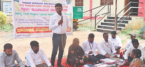 ಚಿಟಗುಪ್ಪ ತಾಲೂಕಿನ ಚಾಂಗಲೇರಾ ಗ್ರಾಮ ಪಂಚಾಯಿತಿ ಆವರಣದಲ್ಲಿ ಬುಧವಾರ ಹಮ್ಮಿಕೊಂಡಿದ್ದ ಸಾಮಾಜಿಕ ಲೆಕ್ಕ ಪರಿಶೋಧನೆ ಗ್ರಾಮ ಸಭೆಯಲ್ಲಿ ತಾಪಂ ಇಒ  ಲಿಂಗರಾಜ ಪಾಟೀಲ್​ ಮಾತನಾಡಿದರು. ರಾಹುಲ್​ ಕೈವಾರೆ, ಸುಶಾಂತಕುಮಾರ, ಸುಧಾಕರ ಪಾಟೀಲ್​ ಇತರರಿದ್ದರು.