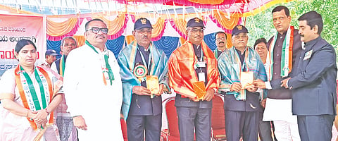 ಹುಮನಾಬಾದ್​ ತಹಸಿಲ್​ ಕಚೇರಿಯಲ್ಲಿ ತಾಲೂಕು ಆಡಳಿತದಿಂದ ಶನಿವಾರ ಹಮ್ಮಿಕೊಂಡಿದ್ದ  ಸ್ವಾತಂತ್ರ್ಯ ದಿನಾಚರಣೆಯಲ್ಲಿ ಮಾಜಿ ಸೈನಿಕರನ್ನು ಶಾಸಕ ಡಾ.ಸಿದ್ದಲಿಂಗಪ್ಪ ಪಾಟೀಲ್​, ಎಂಎಲ್​ ಸಿ ಡಾ.ಚಂದ್ರಶೇಖರ ಪಾಟೀಲ್​ ಸನ್ಮಾನಿಸಿದರು. ತಹಸೀಲ್ದಾರ್​ ಜಗದೀಶ ಚಾರ್​, ದಿಪೀಕಾ ನಾಯ್ಕರ್​, ವನಿತಾ ಚವ್ಹಾಣ್​ ಇತರರಿದ್ದರು.