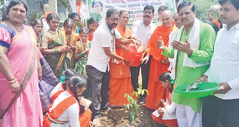 ಹಳ್ಳಿಖೇಡ (ಬಿ)ದಲ್ಲಿ ಬುಧವಾರ  ಆಯೋಜಿಸಿದ್ದ ರೈತರೆಡೆಗೆ ನಮ್ಮ ನಡೆ ಕಾರ್ಯಕ್ರಮ ತಹಶೀಲ್ದಾರ್​ ಜಗದೀಶ ಚೌರ್​ ಸಸಿ ನಡೆಸಿ ಉದ್ಘಾಟಿಸಿದರು.ಶ್ರೀ ಚಳಕಾಪುರ ಸಿದ್ದರೊಡ ಮಠದ ಶಂಕರಾನಂದ ಸ್ವಾಮಿ,ಶ್ರೀ ಹೊನ್ನಲಿಂಗೇಶ್ವರ ಸ್ವಾಮಿ,  ಶರಣಕುಮಾರ ಕಲ್ಯಾಣಿ, ದೇವರಾಜ ಹೊಡಮನಿ ಸೇರಿದಂತೆ ಇತರೆ ಅಧಿಕಾರಿಗಳು, ಗಣ್ಯರು ಉಪಸ್ಥಿತರಿದ್ದರು.