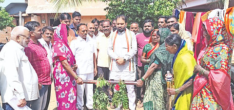 ಹುಮನಾಬಾದ್​ ತಾಲೂಕಿನ ಸಿಂಧನಕೇರಾ ಗ್ರಾಮದಲ್ಲಿ ಉತ್ತಮ ಮಳೆಗಾಗಿ ಮಹಿಳೆಯರು ಬುಧವಾರ  ಕಪ್ಪೆ ಮದುವೆ ನೆರವೇರಿಸಿ ಪ್ರಾರ್ಥನೆ ಸಲ್ಲಿಸಿದರು. ಮಾಜಿ ಸಚಿವ ರಾಜಶೇಖರ ಪಾಟೀಲ್​. ಗ್ರಾಮದ ಪ್ರಮುಖರು, ಮಹಿಳೆಯರು ಇದ್ದರು.