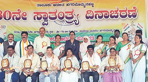 ಹಗರಿಬೊಮ್ಮನಹಳ್ಳಿಯ ಗಂಗಾವತಿ ಭೀಮಪ್ಪನವರ ಸರ್ಕಾರಿ ಪ.ಪೂ.ಕಾಲೇಜಿನ ತಾಲೂಕು ಕ್ರೀಡಾಂಗಣದಲ್ಲಿ ಸ್ವಾತಂತ್ರ್ಯೋತ್ಸವ ಕಾರ್ಯಕ್ರಮದಲ್ಲಿ ವಿವಿಧ ಕ್ಷೇತ್ರದ ಸಾಧಕರನ್ನು ಸನ್ಮಾನಿಸಲಾಯಿತು. ಶಾಸಕ ಕೆ.ನೇಮಿರಾಜ್‌ನಾಯ್ಕ, ತಹಸೀಲ್ದಾರ್ ಆರ್.ಕವಿತಾ, ಪುರಸಭೆ ಅಧ್ಯಕ್ಷೆ ರೇಷ್ಮಾ ಸಿಕಂದರ್, ಉಪಾಧ್ಯಕ್ಷೆ ನೇತ್ರಾವತಿ ಹುಚ್ಚಪ್ಪ, ಮುಖ್ಯಾಧಿಕಾರಿ ಎಂ.ಕೆ.ಮುಗಳಿ ಇತರರಿದ್ದರು.