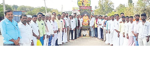 ಹಗರಿಬೊಮ್ಮನಹಳ್ಳಿ ಹೊಸ ಬಸ್ ನಿಲ್ದಾಣದ ಎದುರು ಶ್ರೀಕನಕ ವೃತ್ತದ ಬಳಿ ಕುರುಬ ಸಮುದಾಯದಿಂದ ಕಾಗಿನೆಲೆ ಸಿದ್ಧರಾಮಾನಂದ ಸ್ವಾಮೀಜಿಗೆ ಶ್ರದ್ಧಾಂಜಲಿ ಅರ್ಪಿಸಲಾಯಿತು. ತಾಲೂಕು ಅಧ್ಯಕ್ಷ ಎಂ.ಶಿವರಾಜ, ಅಹಿಂದ ಜಿಲ್ಲಾಧ್ಯಕ್ಷ ಬುಡ್ಡಿ ಬಸವರಾಜ ಇತರರಿದ್ದರು.