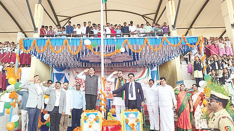 ಹೂವಿನಹಡಗಲಿ ತಾಲೂಕು ಕ್ರೀಡಾಂಗಣದಲ್ಲಿ ತಾಲೂಕು ಆಡಳಿತದಿಂದ ನಡೆದ ಸ್ವಾತಂತ್ರ್ಯೋತ್ಸವ ಕಾರ್ಯಕ್ರಮದಲ್ಲಿ ತಹಸೀಲ್ದಾರ್ ಕೆ.ಎಂ.ಗುರುಬಸವರಾಜ ಧ್ವಜಾರೋಹಣ ನೆರವೇರಿಸಿದರು. ಶಾಸಕ ಕೃಷ್ಣನಾಯ್ಕ, ಮಾಜಿ ಶಾಸಕ ನಂದಿಹಳ್ಳಿ ಹಾಲಪ್ಪ, ತಾಪಂ ಇಒ ಜಿ.ಪರಮೇಶ್ವರ ಇತರರಿದ್ದರು.
