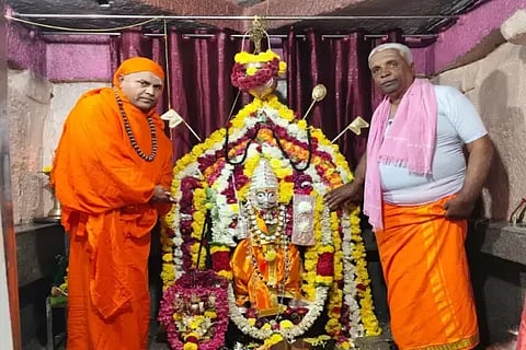 ಧನುರ್ಮಾಸದ ಮಕರ ಸಂಕ್ರಾಂತಿ ಪ್ರಯುಕ್ತ ಹೊಳೆಹೊನ್ನೂರು ಸಮೀಪದ ಹೊಳೆಹಟ್ಟಿ ಶ್ರೀ ವೀರಭದ್ರ ಸ್ವಾಮಿ ದೇವಸ್ಥಾನದಲ್ಲಿ ಚನ್ನಗಿರಿ ಹಿರೇಮಠದ ಶ್ರೀ ಕೇದಾರಲಿಂಗ ಶಿವಶಾಂತವೀರ ಶಿವಾಚಾರ್ಯ ಸ್ವಾಮೀಜಿ ಇಷ್ಟಲಿಂಗ ಪೂಜೆ ನೆರವೇರಿದರು.