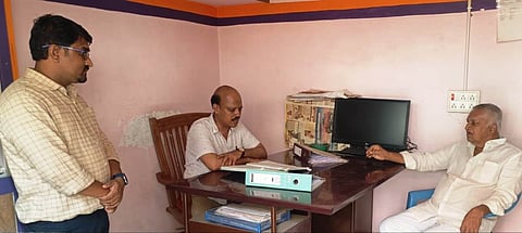 ಹರಪನಹಳ್ಳಿಯ ಗ್ಯಾಸ್ ವಿತರಕರ ಅಂಗಡಿಗೆ ತಹಸೀಲ್ದಾರ್ ಬಿ.ವಿ.ಗಿರೀಶ್ ಬಾಬು ಭೇಟಿ ನೀಡಿ ಸಿಲಿಂಡರ್‌ಗಳ ಮಾರಾಟದ ಮಾಹಿತಿ ಪಡೆದರು. ಆಹಾರ ಇಲಾಖೆ ಅಧಿಕಾರಿ ಭರತ್, ಗ್ಯಾಸ್ ಏಜೆನ್ಸಿ ಮಾಲೀಕ ಕೃಷ್ಣಂರಾಜರೆಡ್ಡಿ ಇದ್ದರು.