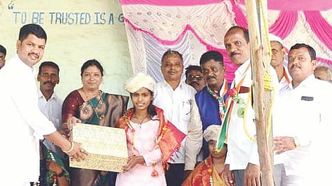 ಹರಪನಹಳ್ಳಿ ತಾಲೂಕು ಬಾಗಳಿ ಗ್ರಾಮದ ರಾಮನಗೌಡರ ಹಾಲಮ್ಮ ಚನ್ನನಗೌಡರ ಪ್ರೌಢಶಾಲೆಯಲ್ಲಿ ಎಸ್ಸೆಸ್ಸೆಲ್ಸಿಯಲ್ಲಿ ಅತಿ ಹೆಚ್ಚು ಅಂಕ ಪಡೆದ ವಿದ್ಯಾರ್ಥಿನಿ ಹುಲಿಗೆಮ್ಮಗೆ ಪ್ರಥಮ ದರ್ಜೆ ಗುತ್ತಿಗೆದಾರ ಚಂದ್ರಪ್ಪ ಬಿ. ಕೂಲಹಳ್ಳಿ ಉಚಿತ ಲ್ಯಾಪ್‌ಟಾಪ್ ವಿತರಿಸಿದರು. ಪ್ರಮುಖರಾದ ಸಿ. ಚಿದಾನಂದ ಪಾಟೀಲ್, ಶಿವನಗೌಡ, ಮುಖ್ಯಶಿಕ್ಷಕ ಸುರೇಶ್, ಪ್ರಾಥಮಿಕ ಶಾಲೆ ಮುಖ್ಯ ಶಿಕ್ಷಕಿ ರೂಪಾವತಿ, ಶಿಕ್ಷಕರಾದ ಲೋಕೇಶ್, ಕೋಡಿಹಳ್ಳಿ ಮಂಜುನಾಥ ಇತರರಿದ್ದರು.