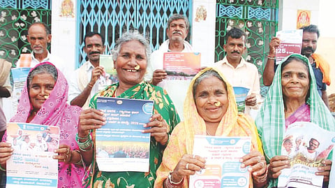ಹರಪನಹಳ್ಳಿ ತಾಲೂಕಿನ ಚಿರಸ್ತಹಳ್ಳಿ ಗ್ರಾಪಂ ವ್ಯಾಪ್ತಿಯ ಕಾರ್ಮಿಕರಿಗೆ ವಿಬಿ-ಜಿ-ರಾಮ್ ಜಿ ಕಾರ್ಡ್ ವಿತರಿಸಲಾಯಿತು.