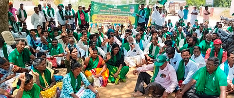 ವಿವಿಧ ಬೇಡಿಕೆಗಳನ್ನು ಈಡೇರಿಸುವಂತೆ ಒತ್ತಾಯಿಸಿ ಹನೂರಿನಲ್ಲಿ ರೈತ ಸಂಘ ಹಾಗೂ ಹಸಿರು ಸೇನೆಯ ಜಿಲ್ಲಾಧ್ಯಕ್ಷ ಹೊನ್ನೂರು ಪ್ರಕಾಶ್ ಅಧ್ಯಕ್ಷತೆಯಲ್ಲಿ ಪ್ರತಿಭಟನೆ ನಡೆಯಿತು. ಚಂಗಡಿ ಕರಿಯಪ್ಪ, ಮಾದಪ್ಪ, ಅಮೋಘ್, ಪ್ರಕಾಶ್ ಇತರರಿದ್ದರು. 