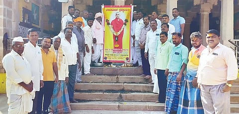ಹನುಮಸಾಗರದ ಬೀರಲಿಂಗೇಶ್ವರ ದೇವಸ್ಥಾನದಲ್ಲಿ ಗುರುವಾರ ಹಾಲುಮತ ಸಮುದಾಯ ಸಿದ್ಧರಾಮಾನಂದಪುರಿ ಸ್ವಾಮೀಜಿಗಳ ನಿಧನಕ್ಕೆ ಸಂತಾಪ ಸೂಚಿಸಿತು. ಹಾಲುಮತ ಸಮುದಾಯದ ಗುರುಗಳಾದ ಸಿದ್ದಯ್ಯ ಗುರುವಿನ, ಹಾಲುಮತ ಸಮುದಾಯದ ಸ್ಥಳೀಯ ಅಧ್ಯಕ್ಷ ಭರಮಪ್ಪ ಬಿಂಗಿ, ಗ್ರಾಪಂ ಸದಸ್ಯರಾದ ಬಸವರಾಜ ಬಿಲ್ಕಾರ, ಬಸವರಾಜ ಅಕ್ಕಿ ಇತರರಿದ್ದರು.
