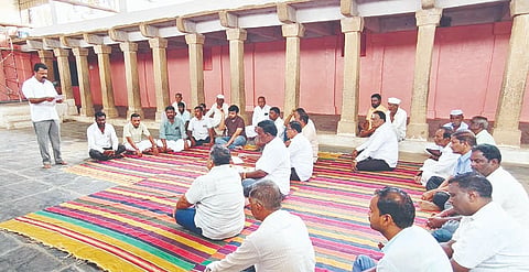ಹನುಮಸಾಗರದ ಶ್ರೀ ಅನ್ನದಾನೇಶ್ವರ ಮಠದಲ್ಲಿ ಹಮ್ಮಿಕೊಂಡಿದ್ದ ಧಾರ್ಮಿಕ ಕಾರ್ಯಕ್ರಮಗಳ ಪೂರ್ವಭಾವಿ ಸಭೆಯಲ್ಲಿ ಅಖಿಲ ಭಾರತ ವೀರಶೈವ ಲಿಂಗಾಯತ ಸಮುದಾಯದ ತಾಲೂಕು ಪ್ರಧಾನ ಕಾರ್ಯದರ್ಶಿ ಮಹಾಂತಯ್ಯ ಕೋಮಾರಿ ಮಾತನಾಡಿದರು.