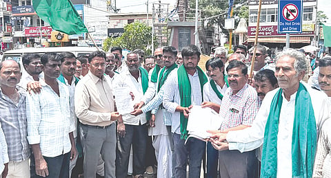 ಇಳಕಲ್ಲದ ಕಂಠಿ ವೃತ್ತದಲ್ಲಿ ರೈತರ ವಿವಿಧ ಬೇಡಿಕೆಗಳ ಕುರಿತು ತಹಸೀಲ್ದಾರ ಅಮರೇಶ ಪಮ್ಮಾರ ಹಾಗೂ ಹುನಗುಂದ ಎಡಿಎ ಸೋಮಲಿಂಗಪ್ಪ ಅಂಟರದಾನಿ ಅವರಿಗೆ ರೈತ ಸಂಘದ ಪದಾಧಿಕಾರಿಗಳು ಮನವಿ ಸಲ್ಲಿಸಿದರು. ಶಶಿಕಾಂತ ಬಂಡರಗಲ್ಲ, ಗುರು ಗಾಣಿಗೇರ, ಬಸವನಗೌಡ ಪಾಟೀಲ, ರಾಜಶೇಖರ ಹುಡೇದಮನಿ ಇತರರಿದ್ದರು.