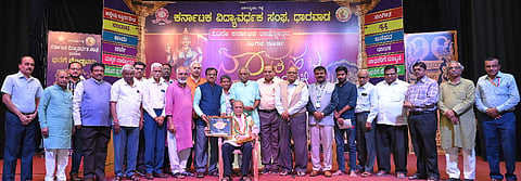ಧಾರವಾಡ ಕರ್ನಾಟಕ ವಿದ್ಯಾವರ್ಧಕ ಸಂಘದಲ್ಲಿ ಶನಿವಾರ ಆಯೋಜಿಸಿದ್ದ ಧರೆಗೆ ದೊಡ್ಡವರು ಕಾರ್ಯಕ್ರಮದಲ್ಲಿ ಪ್ರೊ.ಸಂಪಿಗೆ ತೋಂಟದಾರ್ಯ ಅವರನ್ನು ಸನ್ಮಾನಿಸಲಾಯಿತು. ಡಾ.ಸಿದ್ದನಗೌಡ ಪಾಟೀಲ, ಶ್ರೀನಿವಾಸ್ ವಾಡಪ್ಪಿ, ಶಂಕರ ಕುಂಬಿ, ಶಂಕರ ಹಲಗತ್ತಿ ಇತರರಿದ್ದರು.