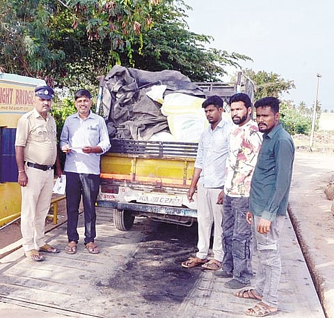 ಗುಂಡ್ಲುಪೇಟೆ ತಾಲೂಕಿನ ಕಂದೇಗಾಲ ಹೊಸೂರು ಗ್ರಾಮದಲ್ಲಿ ಪತ್ತೆಯಾದ ಅನ್ನಭಾಗ್ಯ ಅಕ್ಕಿಯನ್ನು ಪೊಲೀಸರು ವಶಕ್ಕೆ ಪಡೆದಿರುವುದು.