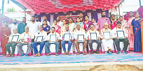 ಗುಂಡ್ಲುಪೇಟೆ ಪಟ್ಟಣದ ದೊಡ್ಡಹುಂಡಿ ಭೋಗಪ್ಪ ಸರ್ಕಾರಿ ಕಿರಿಯ ಕಾಲೇಜಿನ ವಿದ್ಯಾರ್ಥಿಗಳು ತಮಗೆ ವಿದ್ಯೆ ಕಲಿಸಿದ ಶಿಕ್ಷಕರಿಗೆ ಗುರುವಂದನೆ ಮೂಲಕ ಗೌರವ ಸಲ್ಲಿಸಿದರು.