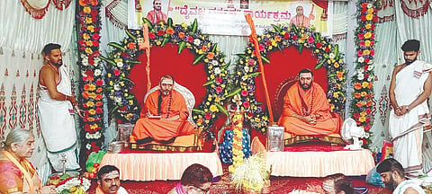 ಕಂಪ್ಲಿಯಲ್ಲಿ ದೈವಜ್ಞ ಬ್ರಾಹ್ಮಣ ಸಮುದಾಯದ ಧರ್ಮ ಜಾಗೃತಿ ಸಭೆಯಲ್ಲಿ ಶ್ರೀ ಸಚ್ಚಿದಾನಂದ ಜ್ಞಾನೇಶ್ವರ ಭಾರತಿ ಸ್ವಾಮೀಜಿ ಆಶೀರ್ವಚನ ನೀಡಿದರು. 