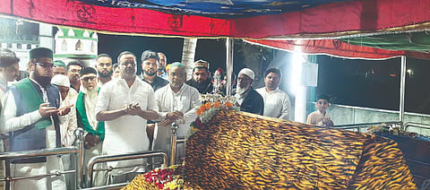 ಕಂಪ್ಲಿ ಬಡೇ ಸಾಹೇಬ್ ದರ್ಗಾದಲ್ಲಿ ವಿಧಾನಸಭಾ ಸ್ಪೀಕರ್ ಯು.ಟಿ.ಖಾದರ್ ಪ್ರಾರ್ಥನೆ ಸಲ್ಲಿಸಿದರು. 