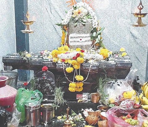 ಕಂಪ್ಲಿ ಶ್ರೀ ರಾಮಲಿಂಗ ದೇವಸ್ಥಾನದಲ್ಲಿ ಶಿವಲಿಂಗವನ್ನು ಹೂ, ಬಿಲ್ವಪತ್ರೆಗಳನ್ನು ಇರಿಸಿ ಪೂಜೆ ಸಲ್ಲಿಸಲಾಯಿತು. 