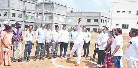 ಕೊಳ್ಳೇಗಾಲದ ಮಹದೇಶ್ವರ ಕಾಲೇಜು ಕ್ರೀಡಾಂಗಣದಲ್ಲಿ ಮಂಗಳವಾರ ಆಯೋಜಿಸಿದ್ದ ತಾಲೂಕು ಮಟ್ಟದ ದಸರಾ ಕ್ರೀಡಾಕೂಟಕ್ಕೆ ಶಾಸಕ ಎ.ಆರ್.ಕೃಷ್ಣಮೂರ್ತಿ ಗುಂಡು ಎಸೆಯುವ ಮೂಲಕ ಚಾಲನೆ ನೀಡಿದರು.  