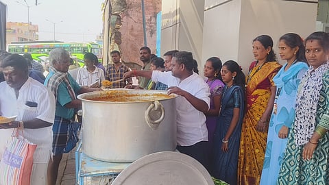 ಮಹಾ ಶಿವರಾತ್ರಿ ಹಬ್ಬದ ಅಂಗವಾಗಿ ಭಾನುವಾರ ಶ್ರೀ ಗಣೇಶ ಸಿಲ್ಕ್ಸ್ ಮಾಲೀಕ ಎಂ.ಪ್ರಭು ಮಾದವನ್ ಹಾಗು ಸಿಬ್ಬಂದಿ ವತಿ ಯಿಂದ ಸಾರ್ವಜನಿಕರಿಗೆ ಅನ್ನ ಸಂತರ್ಪಣೆ ಮಾಡಲಾಯಿತು.