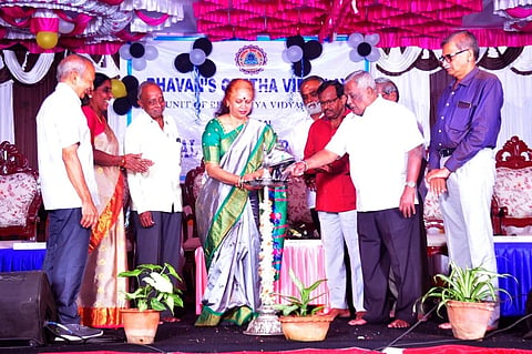  ಕೊಳ್ಳೇಗಾಲದ ಭವನ್ಸ್ ಗೀತಾ ವಿದ್ಯಾಲಯದಲ್ಲಿ ಭಾನುವಾರ ಶಾಲಾ ವಾರ್ಷಿಕೋತ್ಸವ ಕಾರ್ಯಕ್ರಮಕ್ಕೆ ಮೈಸೂರಿನ ಬೆಳ್ಳೂರು ಕಮಲಮ್ಮ ಸುಬ್ಬಣ್ಣ ವಿದ್ಯಾಭವನ್ ನಿವೃತ್ತ ಪ್ರಾಂಶುಪಾಲೆ ವಿಜಯಾ ನರಸಿಂಹಮ್ ಚಾಲನೆ ನೀಡಿದರು. ಎನ್.ಗಿರಿರಾಜನ್, ಚೆನ್ನಮಾದೇಗೌಡ, ಎಂ.ಎಂ. ಮಹೇಶ್ವರಿ, ಎಸ್.ಲೋಕೇಶ್ ಇದ್ದರು.