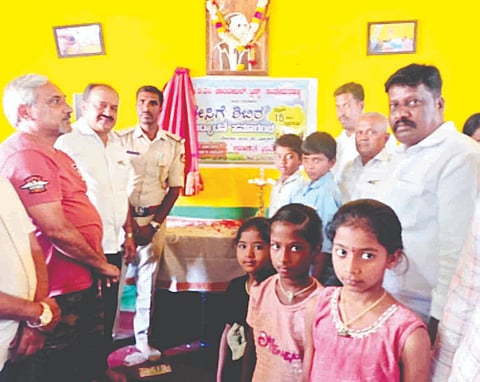 ತೋಕೆರೆ ಗ್ರಾಮಕ್ಕೆ ಜಿಲ್ಲಾಧಿಕಾರಿ ಶ್ರೀರೂಪಾ ಭೆಟಿ ನೀಡಿ ಗ್ರಾಮಸ್ಥರ ಸಮಸ್ಯೆ ಆಲಿಸಿದರು. ಎ.ಈ ರಘು, ಭಾಸ್ಕರ್, ವಿದ್ಯಾಯಿನಿ, ಚಿನ್ನಣ್ಣ ಇತರರಿದ್ದರು. 