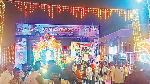  ಕುದೇರು ಗ್ರಾಮದಲ್ಲಿ ಅಂಬೇಡ್ಕರ್ ಅವರ ಭಾವಚಿತ್ರವನ್ನು ಎತ್ತಿನಗಾಡಿ ಮತ್ತು ಭೀಮ ರಥದಲ್ಲಿ ಮೆರವಣಿಗೆ ಮಾಡಲಾಯಿತು. 