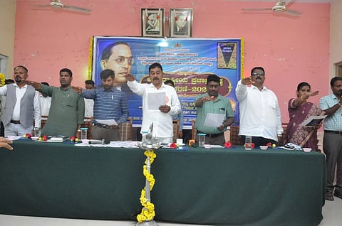 ಕೊಳ್ಳೇಗಾಲ ತಾಲೂಕು ಪಂಚಾಯಿತಿ ಸಭಾಂಗಣದಲ್ಲಿ ಮಂಗಳವಾರ ಆಯೋಜಿಸಿದ್ದಪ್ರಜಾಪ್ರಭುತ್ವ ದಿನಾಚರಣೆ ಸಮಾರಂಭದಲ್ಲಿ  ಶಾಸಕ ಎ.ಆರ್.ಕೃಷ್ಣಮೂರ್ತಿ ಅವರು ಸಂವಿಧಾನ ಪೀಠಿಕೆ ಯನ್ನು ಭೋಧಿಸಿದರು. ಬಸವರಾಜು, ರಾಜೇಂದ್ರ, ಕುಮಾರ್, ಮಂಜುಳಾ ಇತರರು ಇದ್ದಾರೆ.