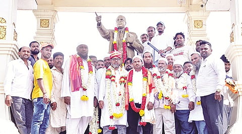 ಕೊಳ್ಳೇಗಾಲದ ಡಾ.ಬಿ.ಆರ್.ಅಂಬೇಡ್ಕರ ಪ್ರತಿಮೆಗೆ  ಅಂಜುಮಾನ್ ಇ-ಇಸ್ಲಾಮಿಯ ಸಮಿತಿಯ ನೂತನ ಅಧ್ಯಕ್ಷ ಅಭಿಬ್ ಪಾಷ , ಉಪಾಧ್ಯಕ್ಷ  ಆಯುಬ್ ಖಾನ್, ಕಾರ್ಯದರ್ಶಿ ಅಬ್ದುಲ್ ಖಾದರ್, ಖಜಾಂಚಿ ಅಬ್ದುಲ್ ಜಬೀವುಲ್ಲಾ ಮಾಲಾರ್ಪಣೆ ಮಾಡಿದರು.