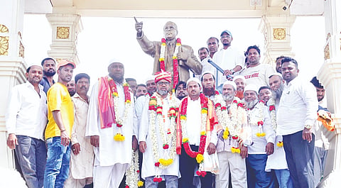 ಕೊಳ್ಳೇಗಾಲದ ಡಾ.ಬಿ.ಆರ್.ಅಂಬೇಡ್ಕರ ಪ್ರತಿಮೆಗೆ  ಅಂಜುಮಾನ್ ಇ-ಇಸ್ಲಾಮಿಯ ಸಮಿತಿಯ ನೂತನ ಅಧ್ಯಕ್ಷ ಅಭಿಬ್ ಪಾಷ , ಉಪಾಧ್ಯಕ್ಷ  ಆಯುಬ್ ಖಾನ್, ಕಾರ್ಯದರ್ಶಿ ಅಬ್ದುಲ್ ಖಾದರ್, ಖಜಾಂಚಿ ಅಬ್ದುಲ್ ಜಬೀವುಲ್ಲಾ ಮಾಲಾರ್ಪಣೆ ಮಾಡಿದರು.
