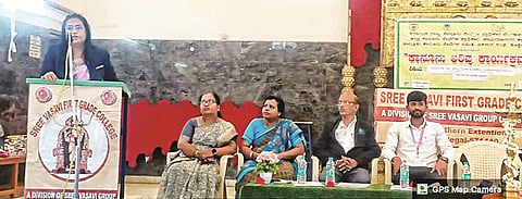 ಕೊಳ್ಳೇಗಾಲದ ಶ್ರೀ ವಾಸವಿ ಮಹಲ್‌ನಲ್ಲಿ ಆಯೋಜಿಸಿದ್ದ ಕಾನೂನು ಅರಿವು ಕಾರ್ಯಕ್ರಮದಲ್ಲಿ ಸುನೀತಾ ಮಾತನಾಡಿದರು. ಎಂ.ಕಾವ್ಯಶ್ರೀ, ಎಂ.ರಂಜಿತ್‌ಕುಮಾರ್ ಇತರರು ಇದ್ದರು.