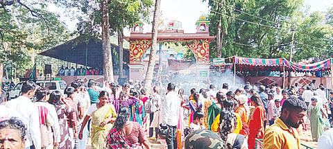 ಅಮಾವಾಸ್ಯೆ ಪ್ರಯುಕ್ತ ಸೋಮವಾರ ತಾಲೂಕಿನ ಶ್ರೀ ಕ್ಷೇತ್ರ ಕುರುಬನಕಟ್ಟೆಗೆ ಸಾವಿರಾರು ಸಂಖ್ಯೆಯಲ್ಲಿ ಭಕ್ತರು ಆಗಮಿಸಿದ್ದರು.