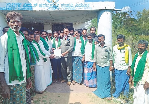 ವಿದ್ಯುತ್ ಸಮಸ್ಯೆ ಪರಿಹರಿಸುವಂತೆ ಆಗ್ರಹಿಸಿ ಕಾನಹೊಸಹಳ್ಳಿ ಜೆಸ್ಕಾಂ ಶಾಖಾಧಿಕಾರಿ ನಾಗರಾಜಗೆ ರೈತ ಸಂಘದ (ಹುಚ್ಚವನಹಳ್ಳಿ ಮಂಜುನಾಥ ಬಣ) ಸದಸ್ಯರು ಮನವಿ ಸಲ್ಲಿಸಿದರು.